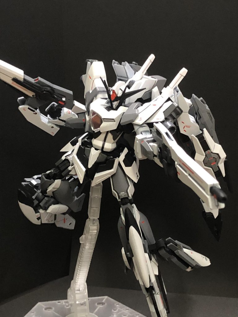 武装はリボーンズガンダムと同型のGNバスターライフルと、ジンクスと同型のGNロングバレルビームライフル。どちらも中長距離で効果を発揮しそうなものにしました。もともとあるリバーシブルガンダムの武器、GNハンドガンもよかったんですが、クローの位置を変えたかったのでオミットしました。