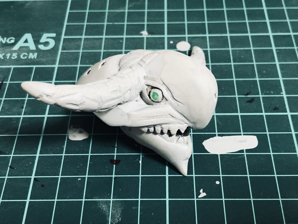 パテで頭部整形元デザインと睨めっこしながら、少しアレンジしました