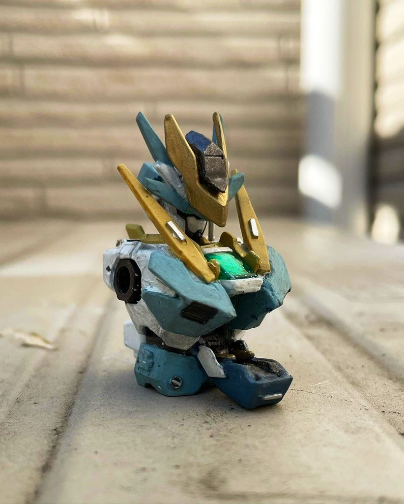 コックピット部分はハッチが展開するようになっている。