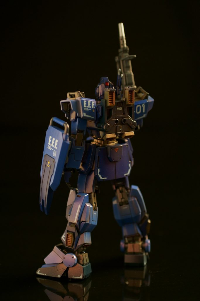 関節部辺りに若干オレンジ浮きがありますが、そこがUV発光の秘密。