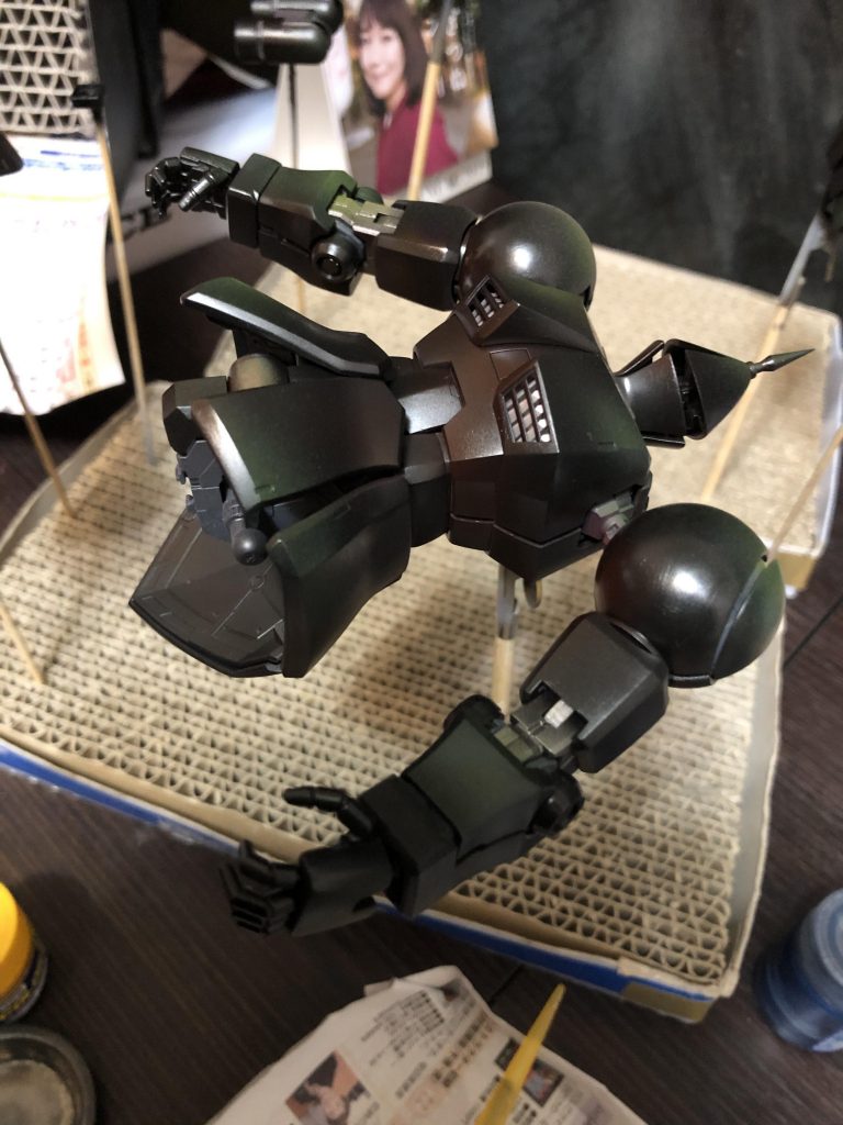 機体に安彦良和のイラストみたいな水彩感出るように機体色を塗る前に下地に下から見上げる時は禍々しく見える様に赤上からは神々しい様に黄色と黄緑でグラデーションかけてます。コレは先に赤塗ったとこだったはずです。