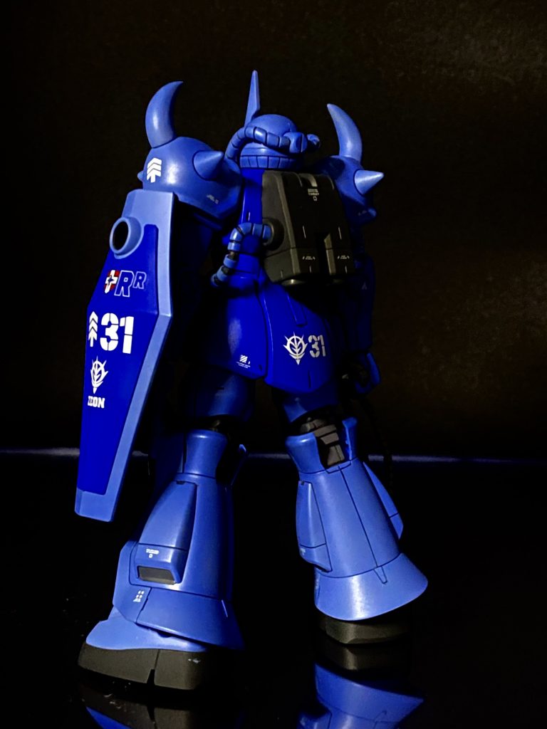 バックショット。確かグフは先行でランバラルに配備された機体なのでランバラルカスタムではないと思いますが、突貫でマーキングぐらいは出来るっしょって事でランバラル機定番の31番を散りばめ、シールドにランバラルマークとイニシャルのRRを貼りました。