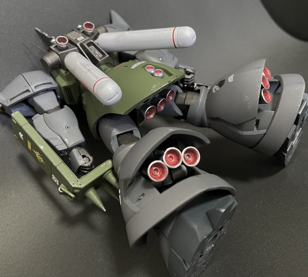 何かの作例を参考にさせていただきましたが、脹脛装甲を開閉し、せっかくのバーニアを露出させてみました。かなり迫力が出たのではないでしょうか？