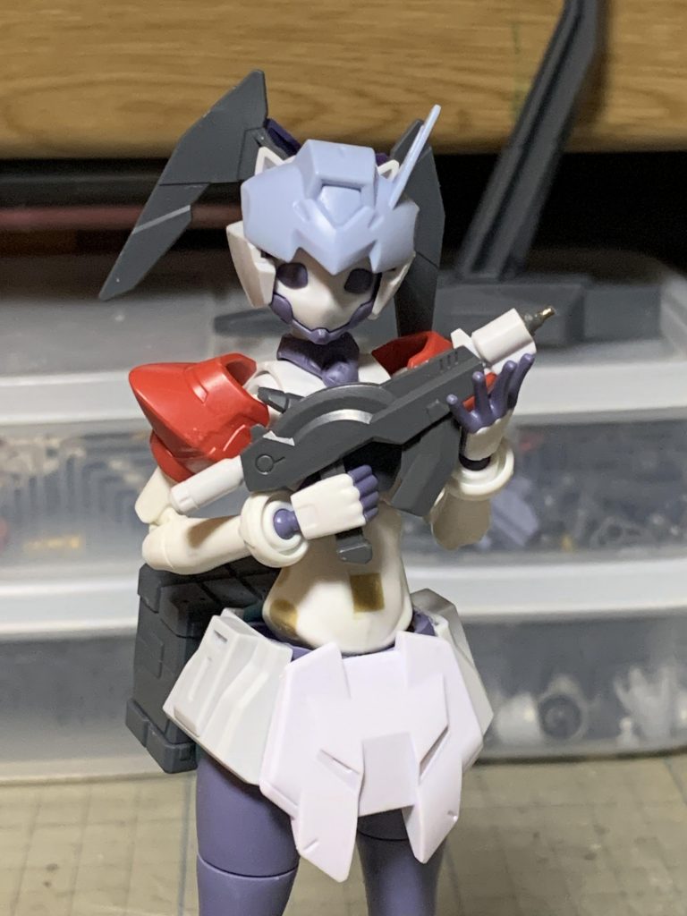 スターゲイザーのビームガンの先端に真鍮パイプを埋め込んで注射器としました。腰にはボルアムのミサイルポッドでナノマシンケースを作成。塗装はいつものごとくサフ無しで筆塗りしております。ご清聴ありがとうございました。