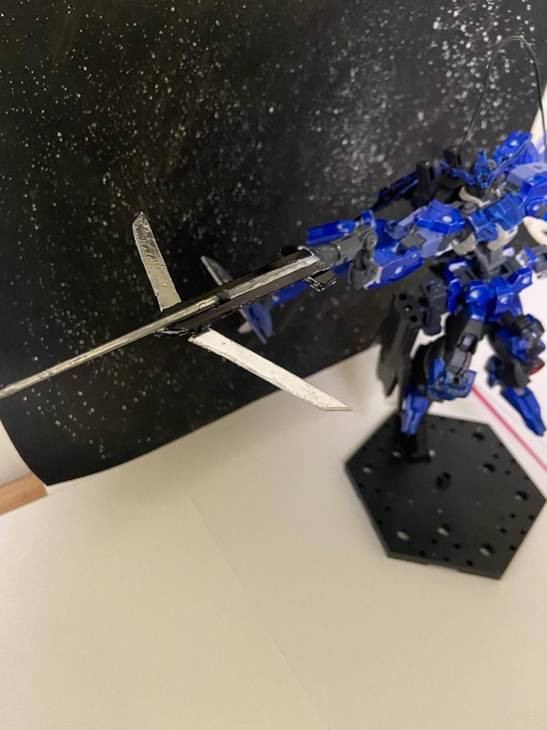 デュアルソードアローモードボウガンの形に変形させたソードヴィダールのバーストサーベルを矢として打ち出すことが可能、もちろん着弾と同時に爆発する、参考にした元ネタはゼロガッシャーです。