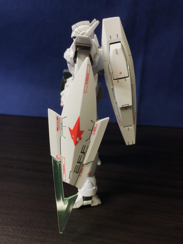 サイド左。シールドの先端のシグルブレイドは取り外し可能。また、バックパックのバーニア中央、上部の2箇所は開閉ギミックあり。