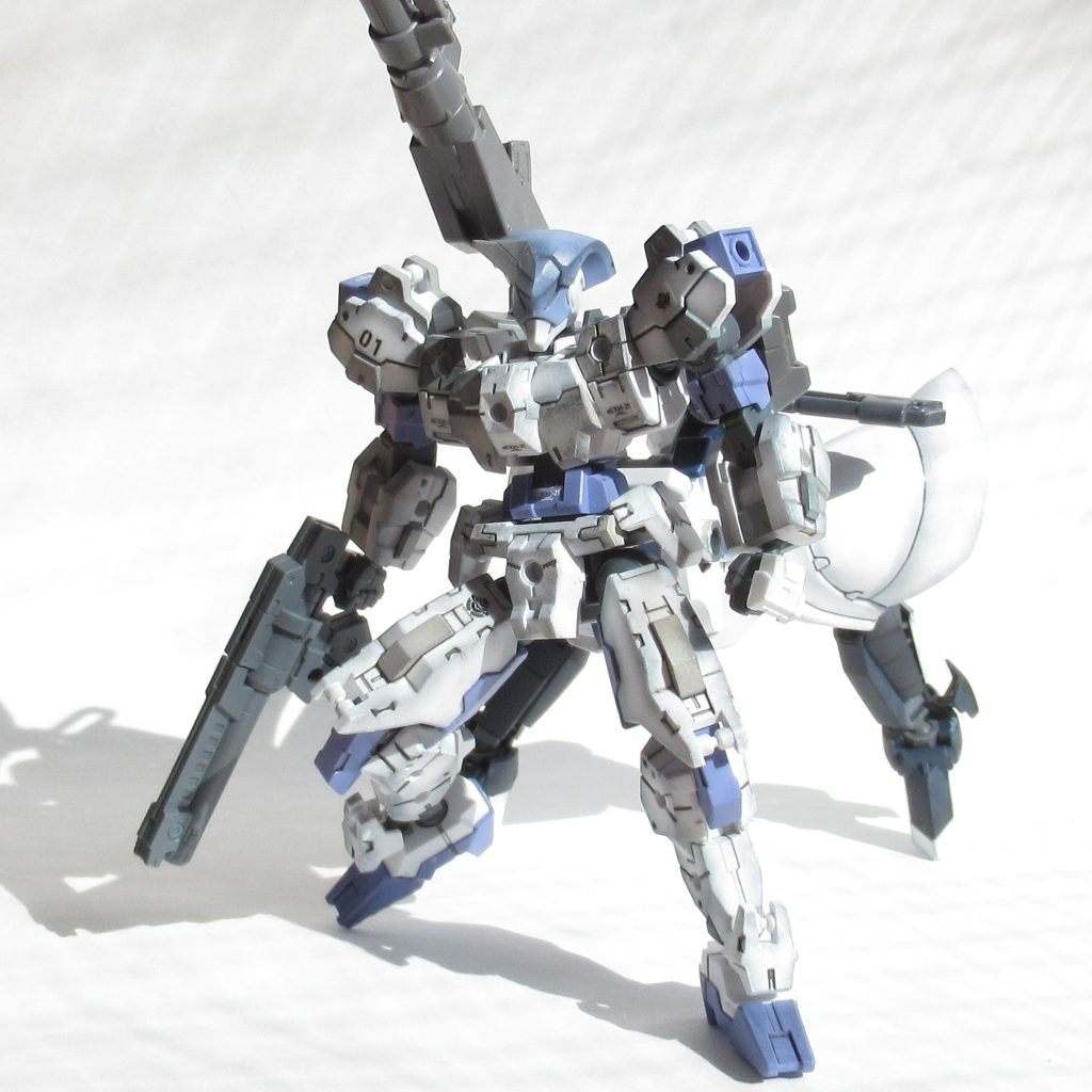 隊長機設定なので後方からでも支援できるようにキャノンを装備。ユニコーンぽっくしたかったのでツノを付けました。