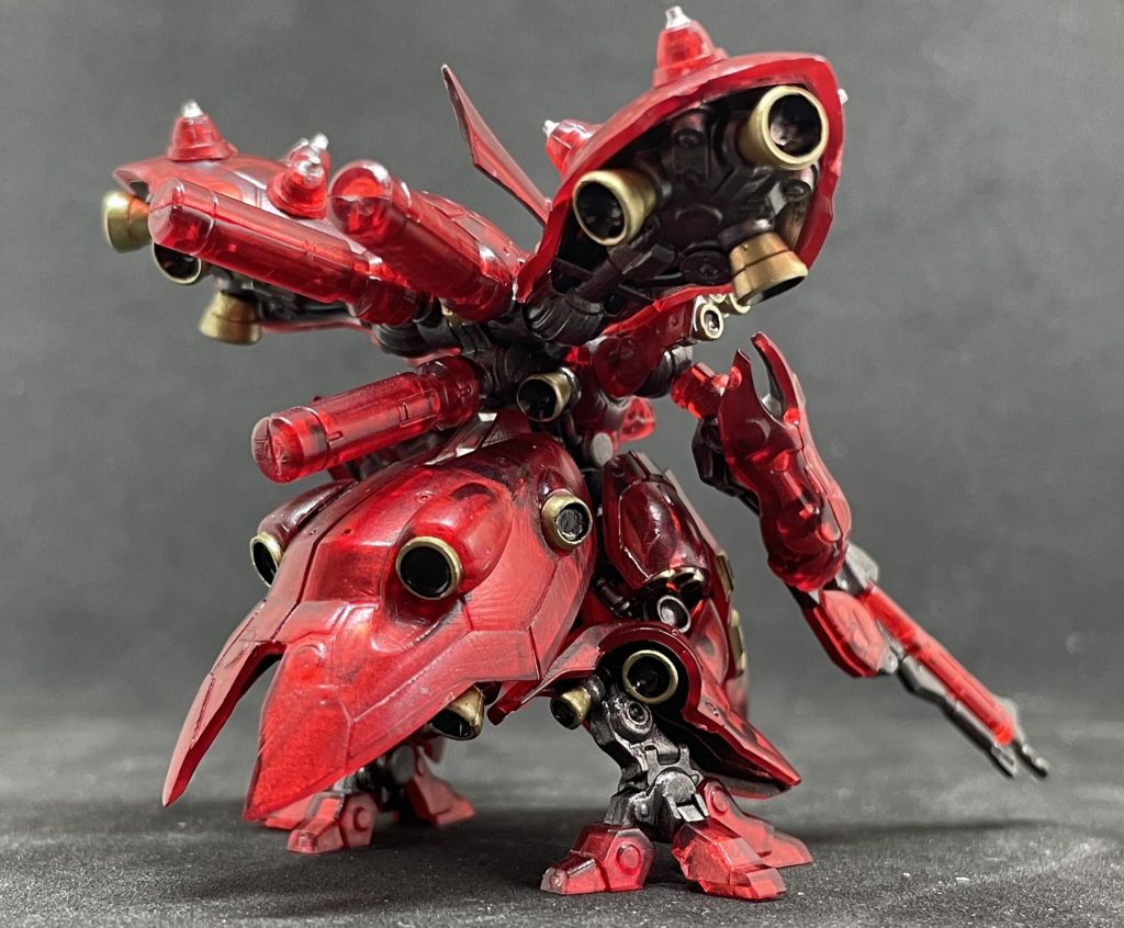 細かいのでカラーは筆塗り、はみ出したら削る、という作業を延々繰り返しました。最終的にトップコートを吹くのでその辺はわからなくなるかと。