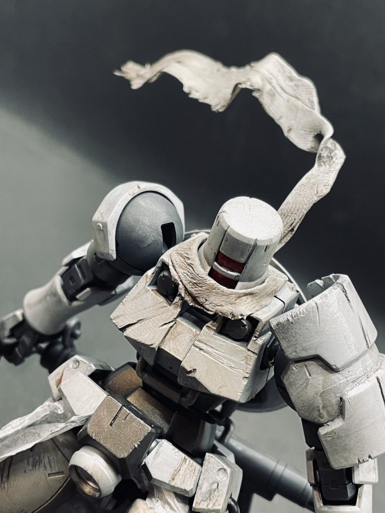 タミヤのエポキシ造形パテでマフラーを作ってみました。いい感じにぼろぼろ感とたなびいている感が出せたかな?という感じ。