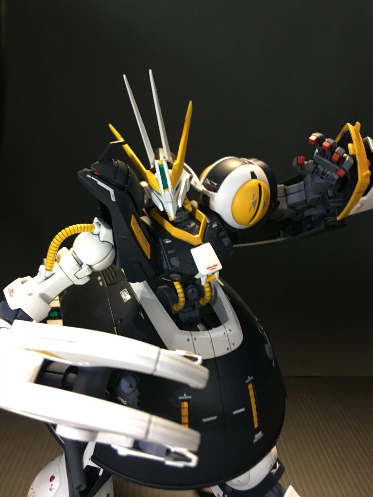 右肩が顔に見えたのでサブカメラとしてもう一つのモノアイを増設しました。アンテナもつけたのでケンプファーのような顔になってます。たまたまハメ込みが浅くてそれっぽく見えただけだったんですが、よかったかなと。左手はコトブキヤ のハンドパーツでより動きのあるものにしました。