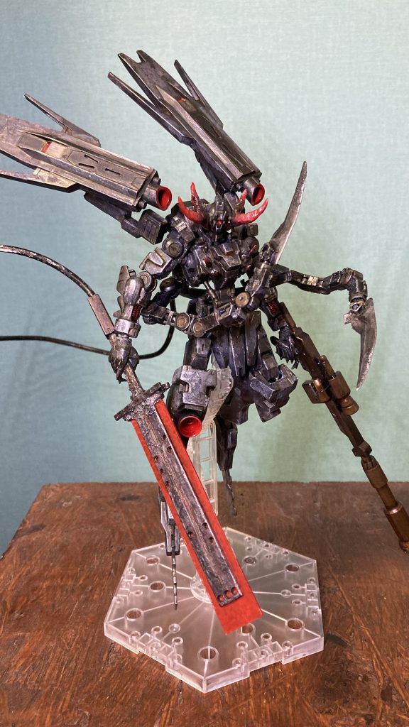 以前レッドホーンとして載せていた機体を、ふと思いついた塗装の追加のついでに、γ（ガンマ）ナノラミネートソードとサブアームを新たに搭載し、ベルゼブブの名を与えました。ご覧いただければ幸いです😇過去作見て頂けると変化が楽しめるかも？