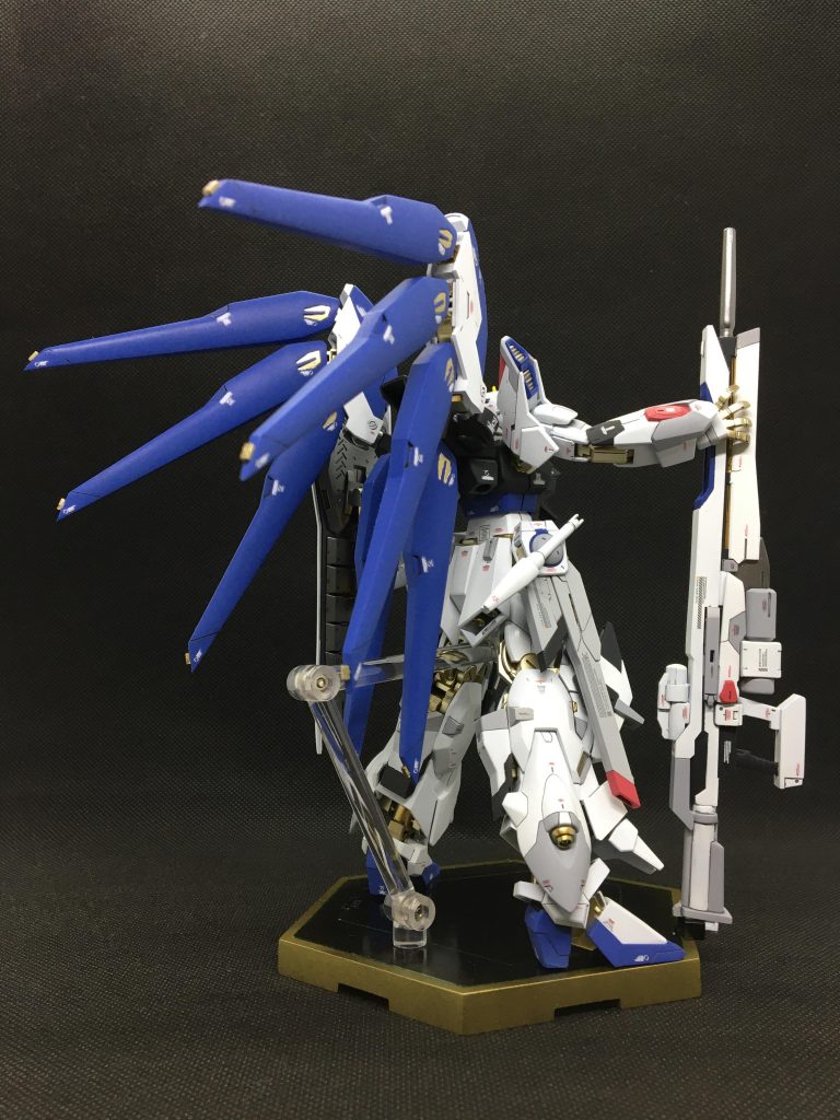 ドラグーンはHGUCのファンネルラックを使用し、各ユニットに３基ずつ、バックパックに2基の計8基を搭載。