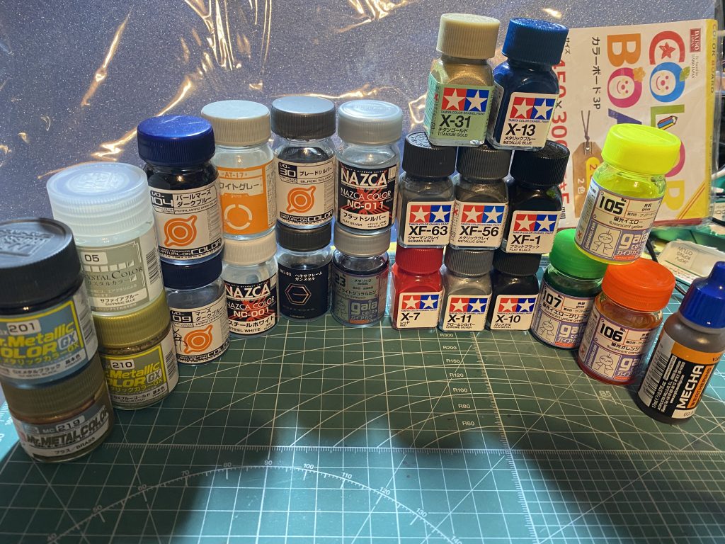 今回使用した塗料の皆さんです。白やフレーム色、シルバーも単色にせず情報量増やしてます。エナメルとファレホは部分塗装用です。蛍光色はツインアイとセンサー用です。
