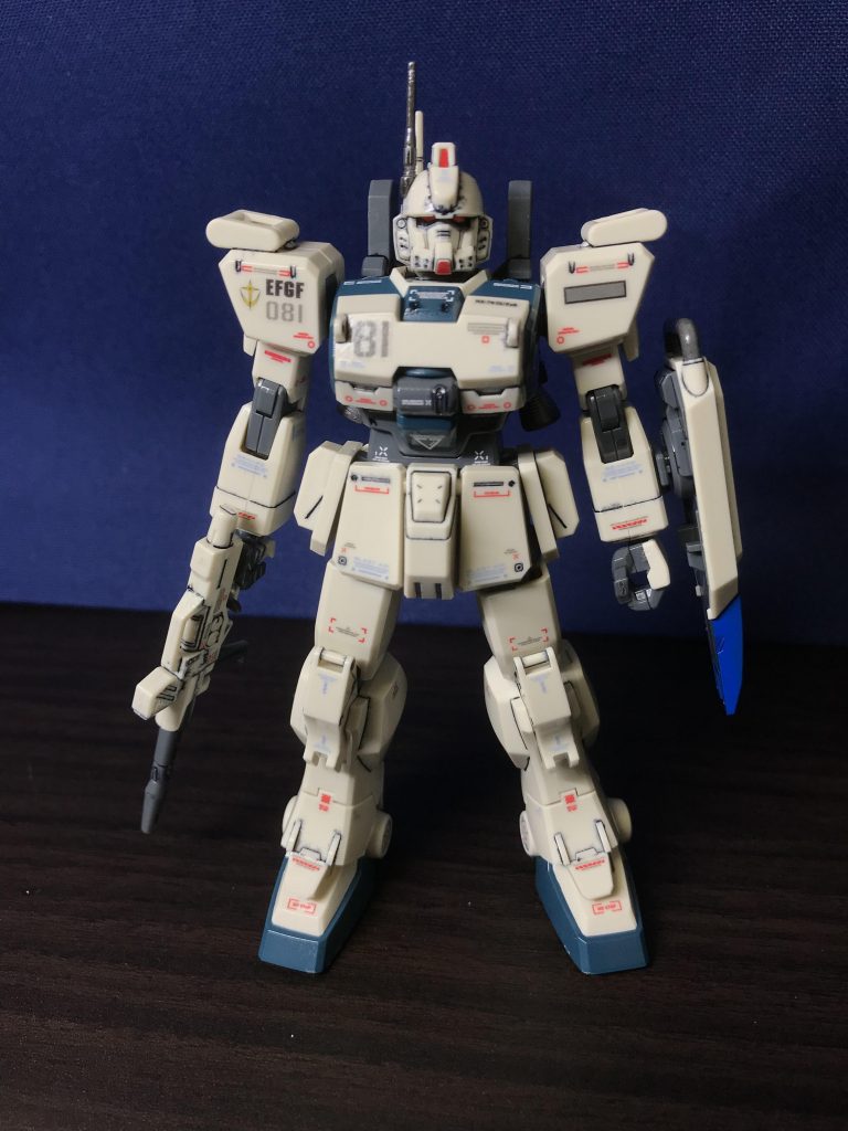 素立ち正面。頭部ロッドアンテナ、シールド先端と上部、バーニアは部分塗装。