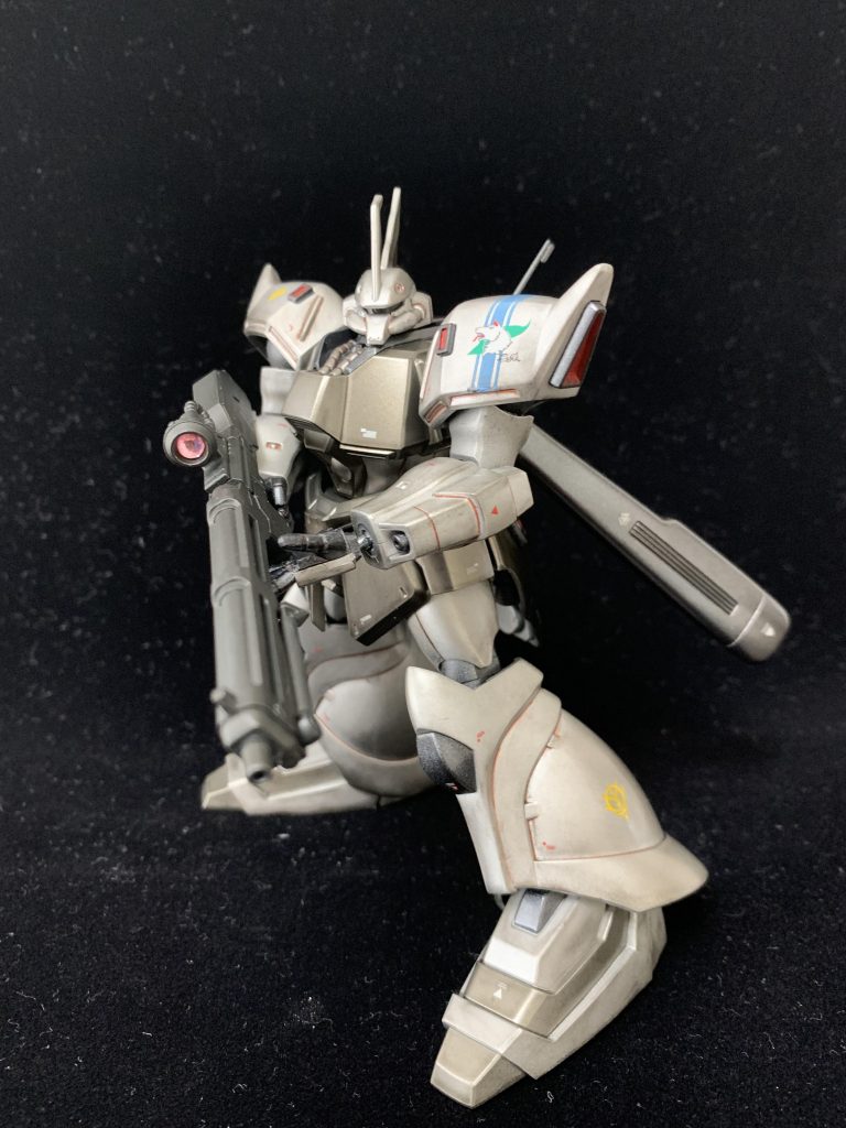 デカールは左肩以外は水転写のガンダムデカールを使用、左肩だけ付属のマーキングシールを使用してます。マーキングシールは段差が消え切らないし、端の処理がしにくいので苦手です(ー ー;)