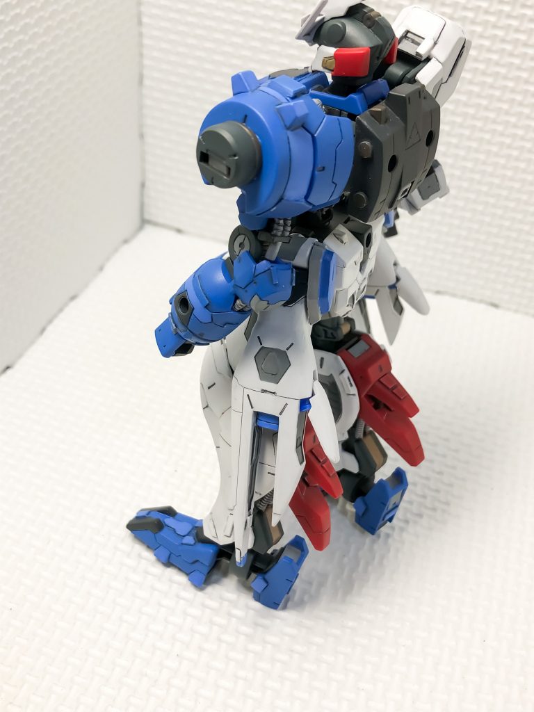 右腕は、元のスピナロディが丸みのある機体だったので、筋彫りを中心に追加して行きました。右肩は、分割パターンが思いつかなかったので、割り切って別の機体の余りパーツとプラ板を追加する形にしました。