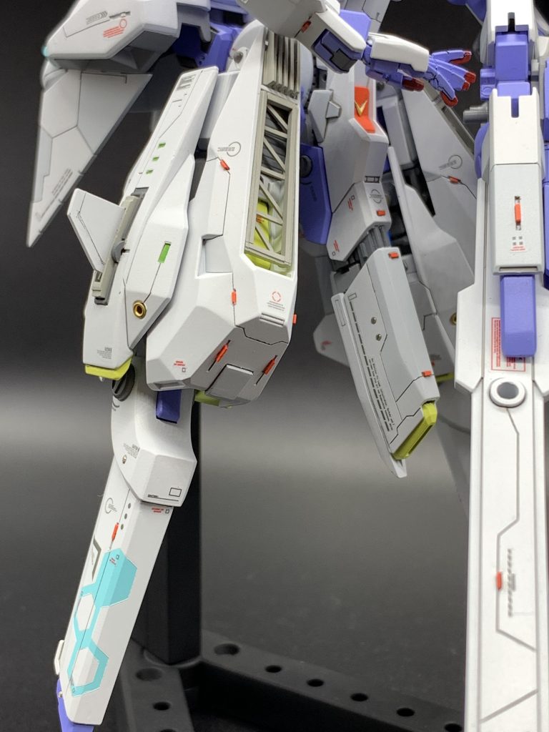 脚部の空間を利用しトラス、内部に市販パーツの追加をしました。制作にあたって特に拘って弄った部分でもあります^ ^脚部に、ワンポイントでハニカム模様を施しています。フンドシ部分は一度切り離し、内部パーツをプラ板から作りそれらしく仕上げました。