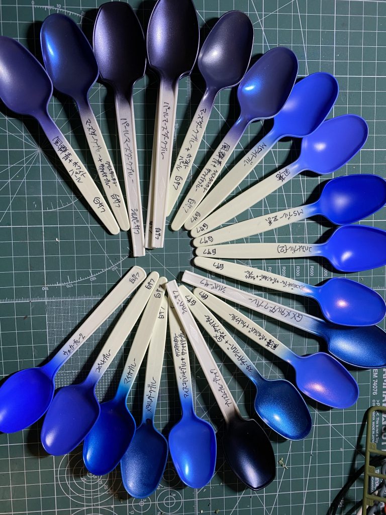 青系だけでこれだけのテストピースを作って自分好みの色を決めました。結果、満足のいく色合いになりました。ちなみに白やシルバーもいくつかテストピースを作っています。