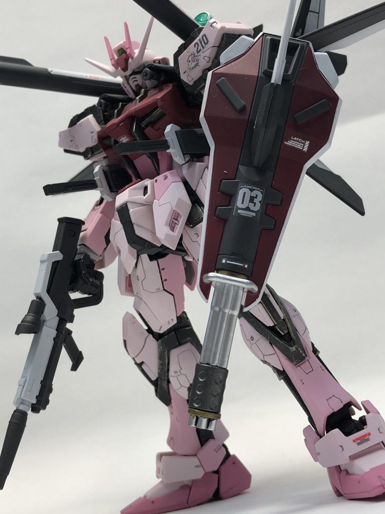 塗り分けのしんどかった、翼部分とシールド、何色か入ってくると非常に難しいです。