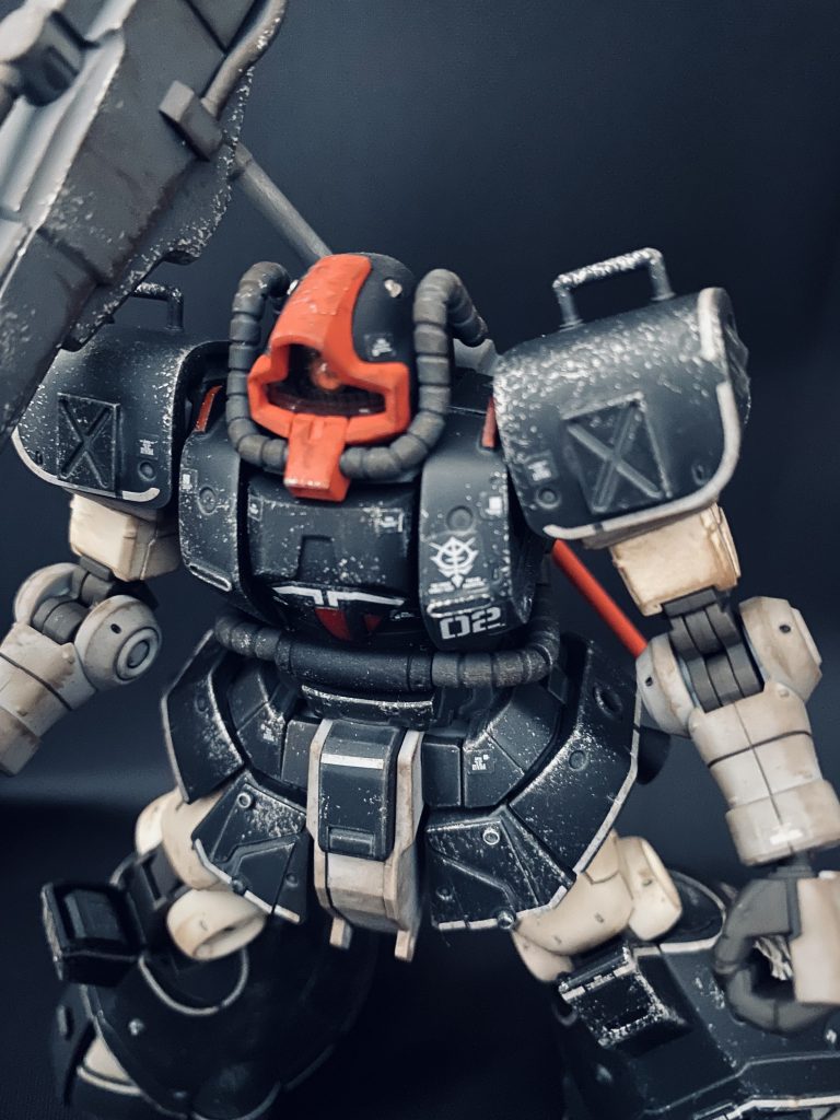 続きまして肩と頭です。肩は試作実験機という事は取替が安易にできて吊り上げできるようにと思いましたので、フックを付けました。また、使い回しをするんだろうなと思ったので、強度的にも前に鉄板風に板を追加しました。頭も開口するのに固定している部分がないなと思ったので、金属のチップを付埋めました。