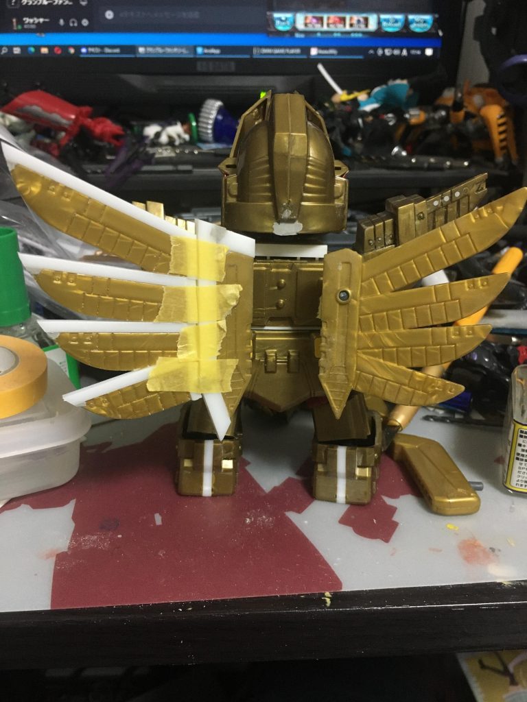 プラ棒を切り貼りし、ウイングを大型化。