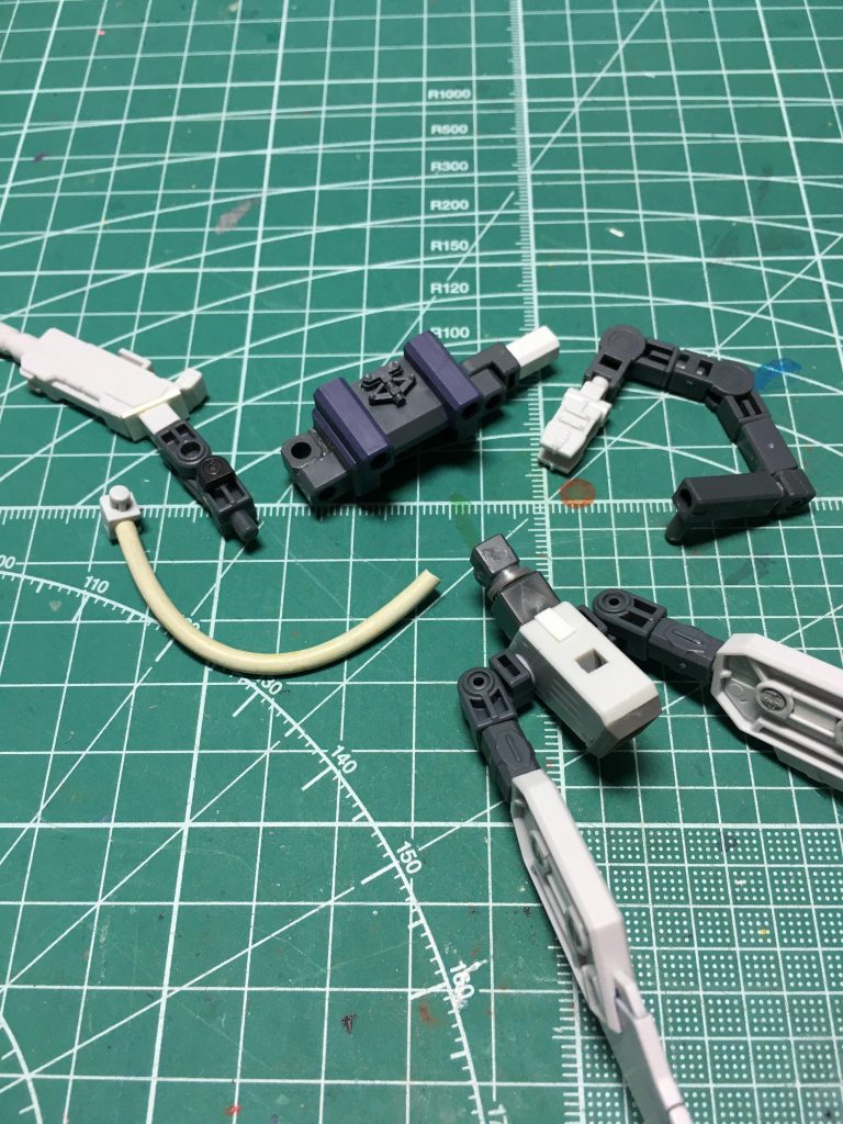 新規に用意しているバックパックは、パワードアームズのバックパック+ガンプラバトルアームアームズのマルチジョイントとスタビライザーを中心に構成。 マルチジョイントは前後で分割、後部はスタビライザーの接続に使い、前方部は穴を開け、キャノンにしています。側面に古くなったUSBケーブルをエネルギー伝達コードとして差しました。「重戦機エルガイム」でヘビーメタルが使用するパワーランチャーやバスターランチャーは有線接続して使うので、そちらをイメージしています。