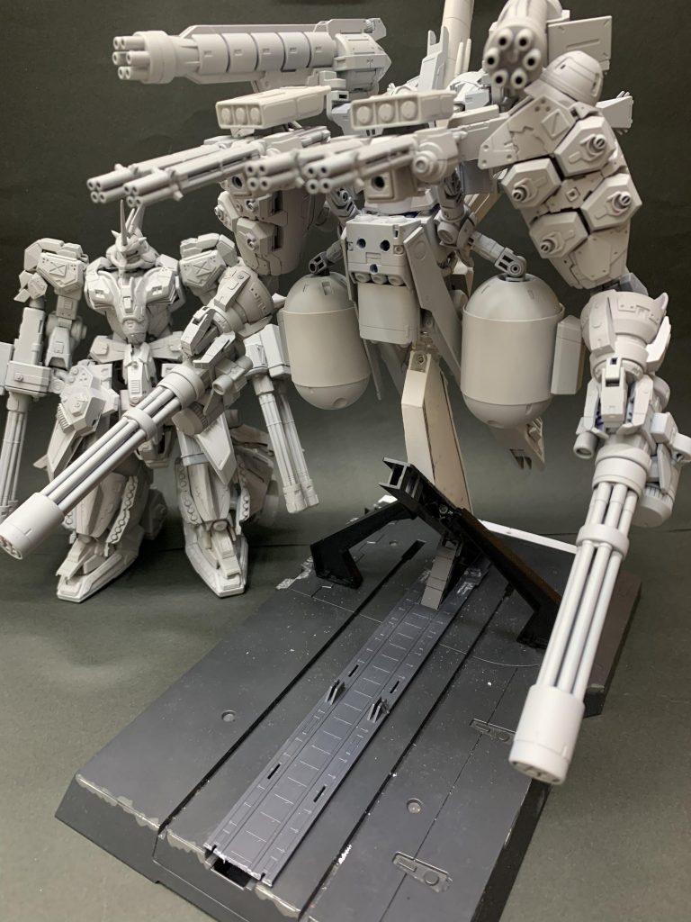 最後にサフ画像。バックパックの取り付け穴が顔みたいでサポートメカっぽいですね(笑)最後までご覧いただきありがとうございました!