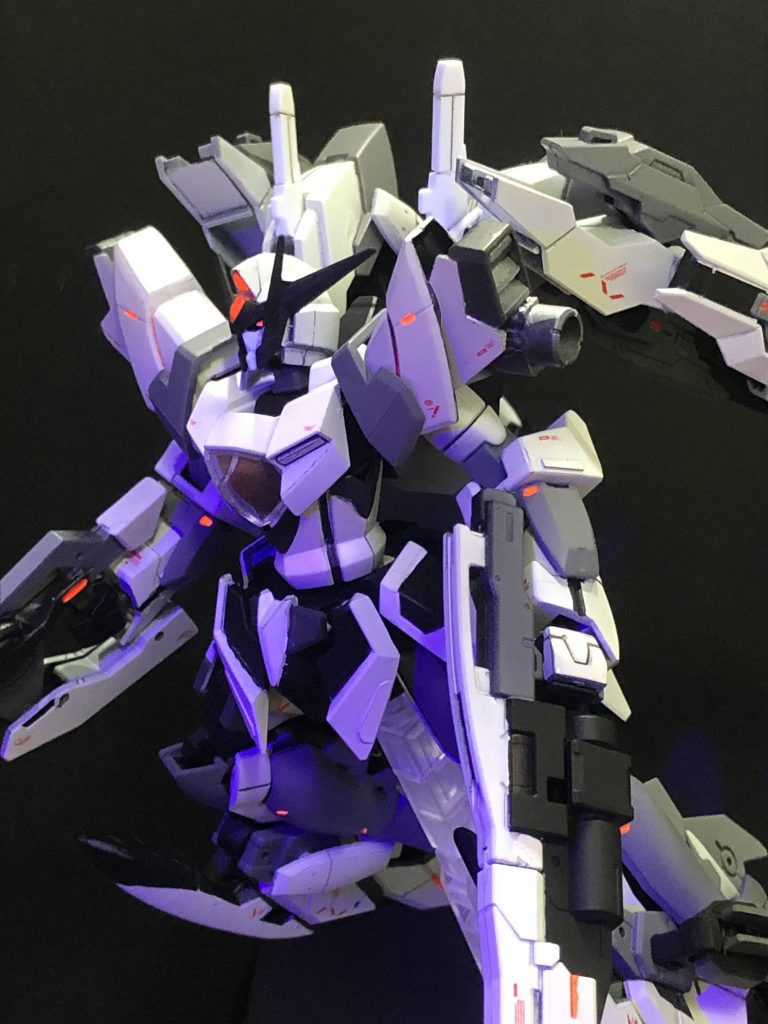 今流行りの蛍光塗料光らせるのやってみたんですけど。。。撮影するの大変ですね、白だからなのか紫に反射して上手く撮れませんでした。今回これが唯一それなりに撮れたやつです(笑)