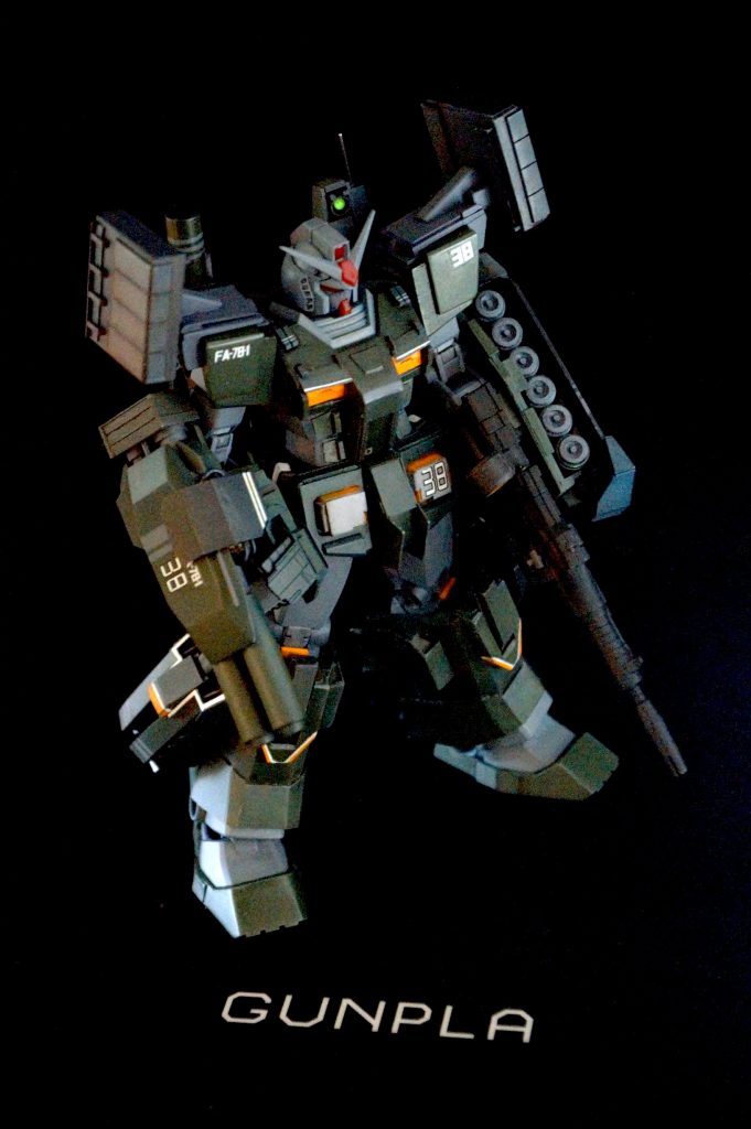 両肩にスクラッチしたミサイルポッドを追加各所の白ラインは0.1mmプラバンの細切りを張り付けて、エッジが効いたラインになるようにしてみました。