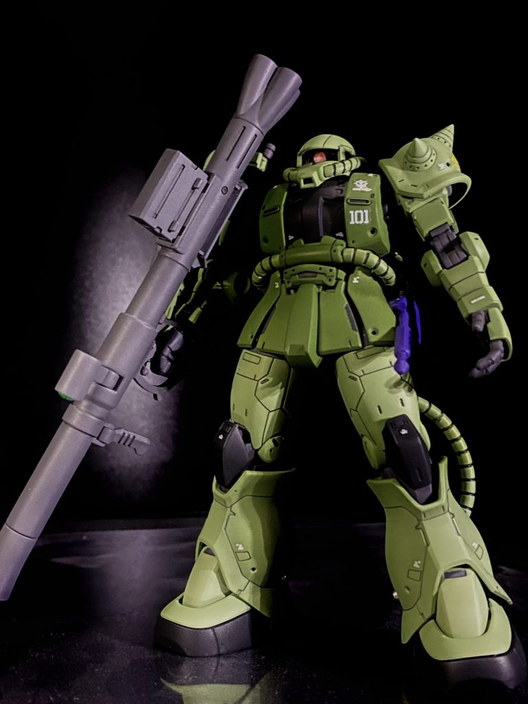 正面ショット。武器は全部作ったので可能な限り装備させてます。毎度のモノアイ工作以外はほとんど弄らず。カラーリングはファースト寄りに弱緑にしました。ザクIはスレンダー機としたので、こちらはデニム機として作りました。