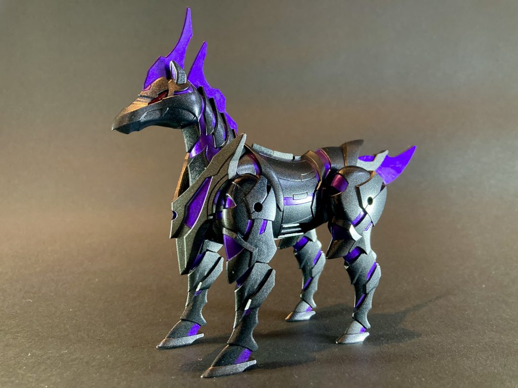 【軍馬】信長の闇堕ちに伴いムシャワールド軍馬も赤い差し色が紫色に変わっていたので、カラーリングを再現して一緒に製作しました。ヒーローズアニメ本編では信長エピオン専用軍馬は燃え盛る麒麟のように派手な装飾を纏った大変カッコ良い姿で登場しますが、そちらの甲冑を再現するにはフルスクラッチで多大な工程を要すると思われたため、今回は信長メインという事で軍馬本体のみの色違い再現で組ませて頂きました。