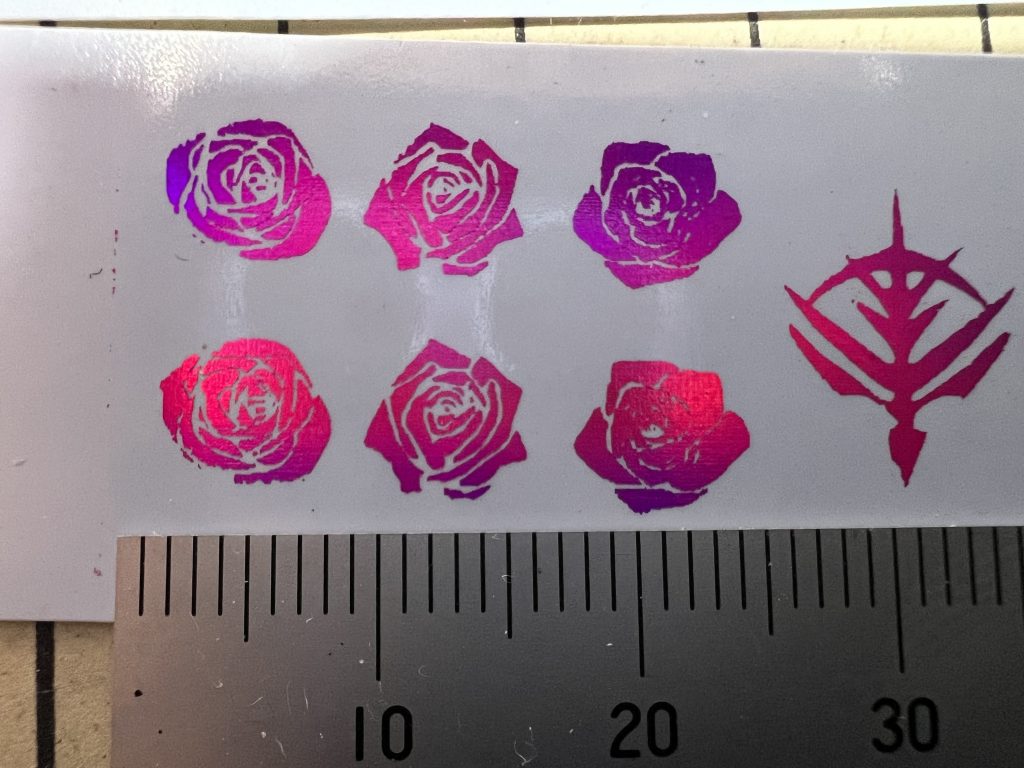 メタリックホロデカールホロの偏光がきれいなのですが艶消しでホロが消えてしまうので荒業ですが、艶消し後にデカールを貼りました言われないと分からないくらいにはなったかな?https://youtu.be/mSGSHIcmsvE