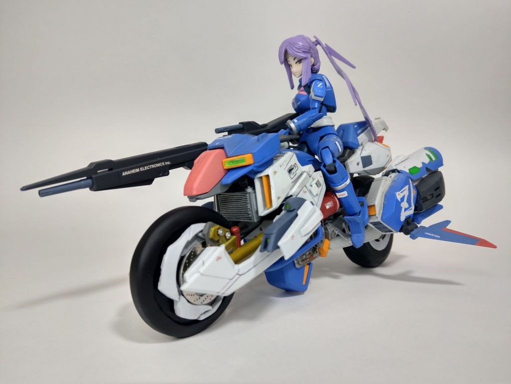 ダウンサイジングされたハイメガバズーカランチャーを懸架し、レース中のバトルでも圧倒的な火力を誇る。