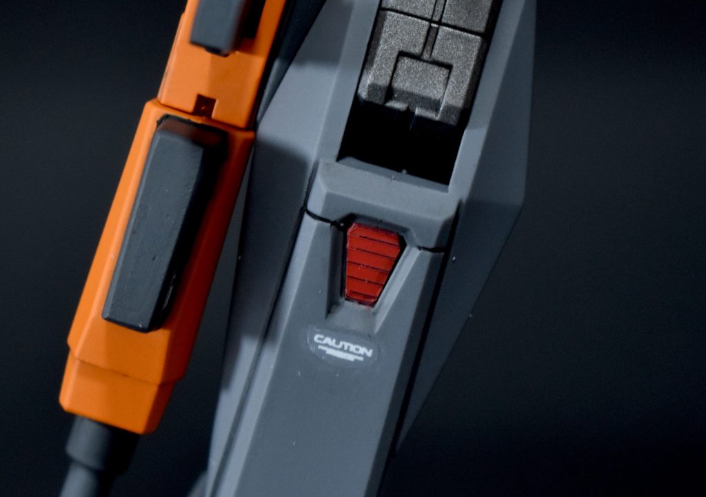 スラスターの噴射口は、スジボリプラ板を貼りつけてディティールアップを行っています。