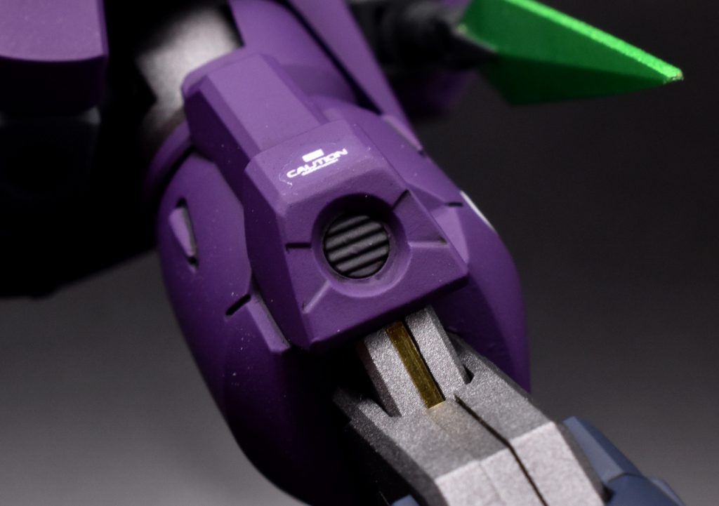 脚部のスラスターの噴射口は、少し掘り下げた後、市販のディティールアップパーツをはめ込んでいます。