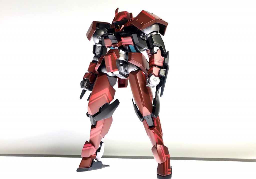 EB-08S/T レギンレイズ ティアーズ機動戦士ガンダム鉄血のオルフェンズに登場するレギンレイズをベースにした機体。本体の改造は行われていないが、全身が深紅とビビットなレッドカラーのライン塗装に包まれている。