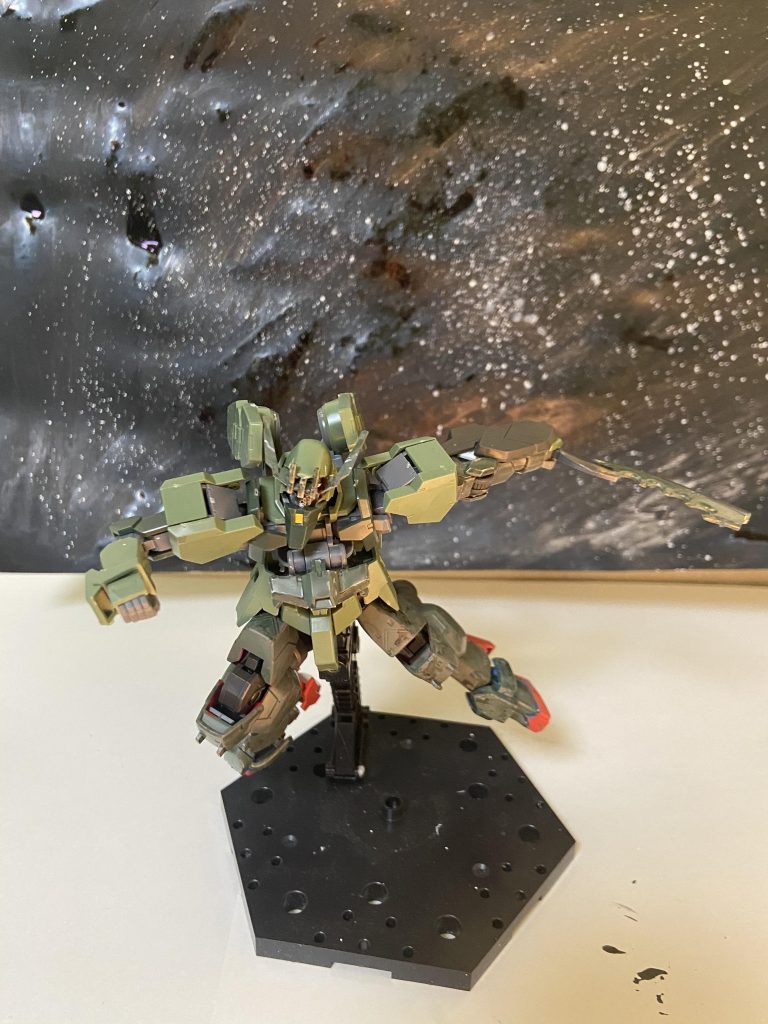 このグレイズにはガンダムフレーム機のデータが反映されており中でもかつてウォーレン家が所持していたとされてあるアスタロトのデータが多く反映されているこれは一部の開発者の好みによるものらしい。