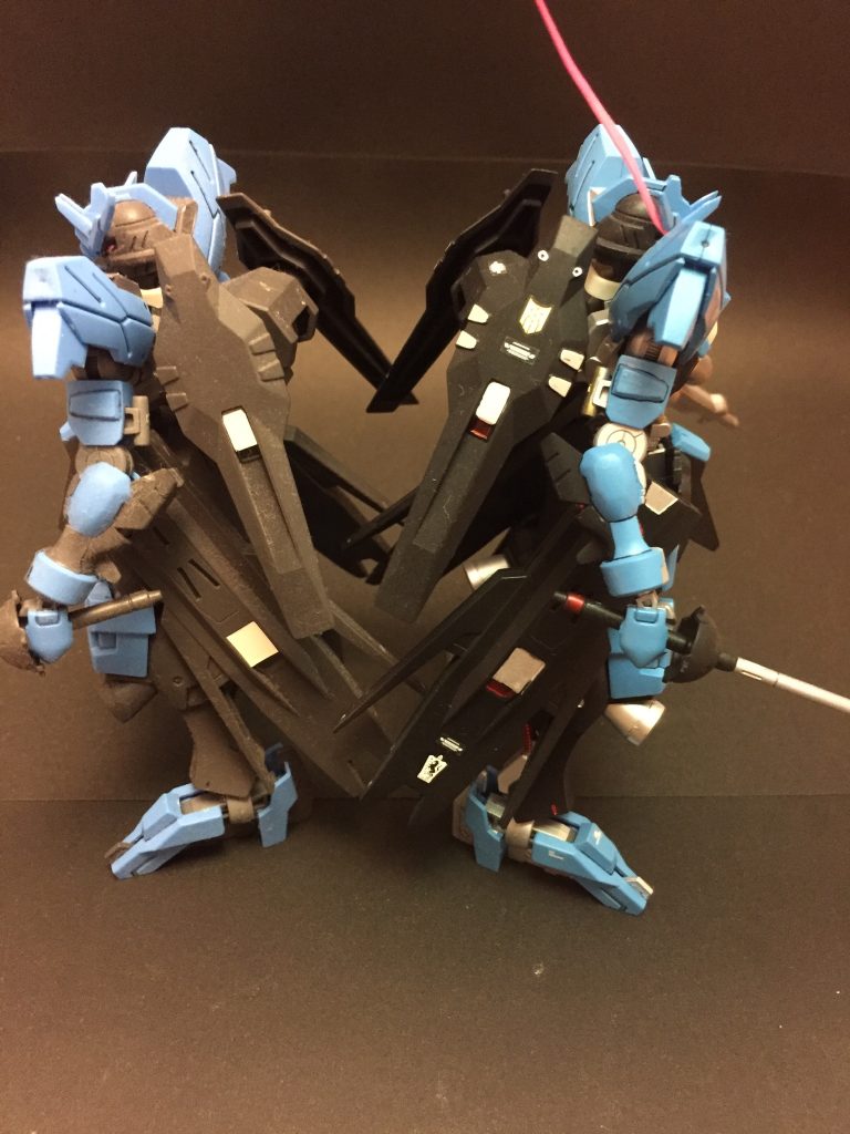 素組との比較（左が素組、右が塗装）サイドスカートには某ドウィン家の家紋があり、正体を隠す気がありません