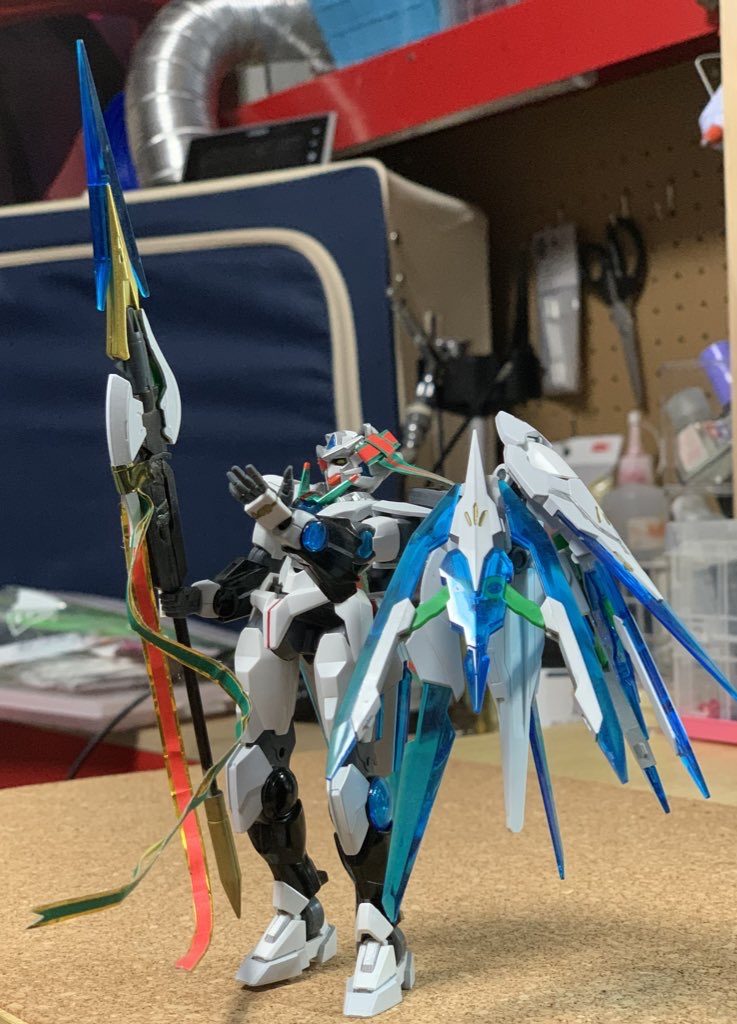 元々シアクアンタが女性らしいデザインにまとめられていたので本体の改造は行わず、カラーリングの変更とリボンなどの追加くらいしか改造はしていません。リボンは折り紙の中に細い針金を仕込んで形を整えてますが今見るともう少し綺麗に作りたかったですね💧