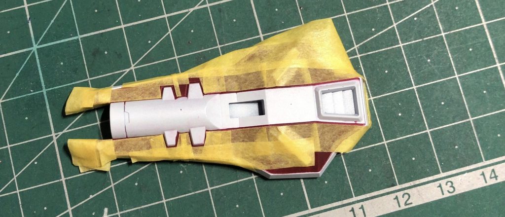 塗り分け中。シールド全体に白色吹いて、マスキングして水性であずき色吹いてから余分なとこ消して、最後にしっかりマスキングしてグレーで塗装、、、、。上手い人はどうやってるんですかね。