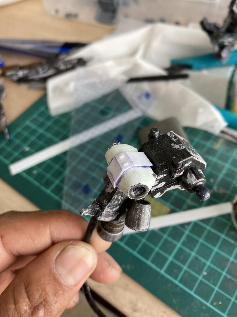 元ネタの悪魔の印象に近づけるために、サブアームを追加。ポリキャップをどこにどうやって？と悩んだ末に、エポキシパテでプラとキャップを無理矢理固定しちゃえば良いか〜とやってみたら、意外としっかり固まってくれました😊