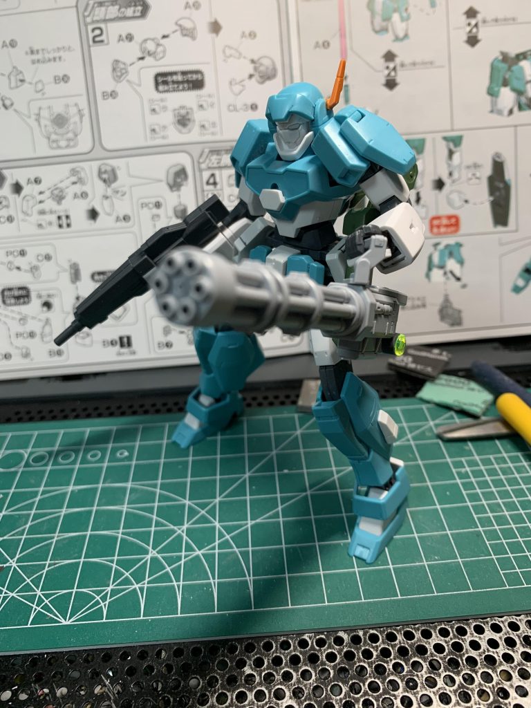 ランチャーストライカーのアーム?が展開して上手いことガトリングガンが構えられるよう調整しました。