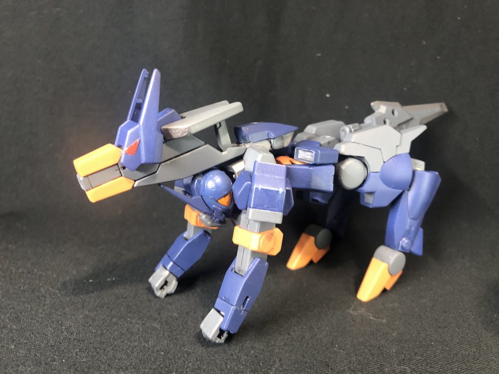 犬型探索特化形態[ハウンドドッグ]ドッグヘッドに搭載されたセンサーを前面に配置し、追跡・探索に特化させた形態。移動速度が大幅にアップしており、ターゲットに高速で接近し距離を詰める。犬頭部はセンサーに機能を全振りしているためライフルとしては使用不可なので、実はこの形態では攻撃手段が無い。(尻尾の剣を振ることは可能だが、リーチが短い)ハウンド＝猟犬ということで、犬に変形させてみました。いつもなら動物を作る際は骨格に寄せるなどの拘りがありますが、今回は簡単な見立て変形。その割には犬っぽいシルエットにはなったかな？では、紹介がてら少し短いストーリーにお付き合いください。