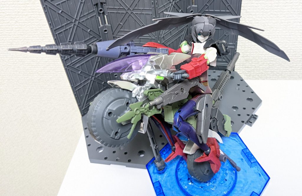 少し上からの角度。槍の様な武器を持たせています。これも30mmのオプションパーツから作成してます。