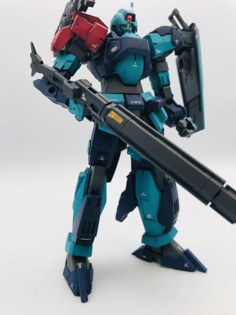 シャルドールという機体がもともとカスタムベースで存在していたということなので(説明書に記載していました)一匹狼の凄腕パイロットのカスタム機、という設定にしてみました。