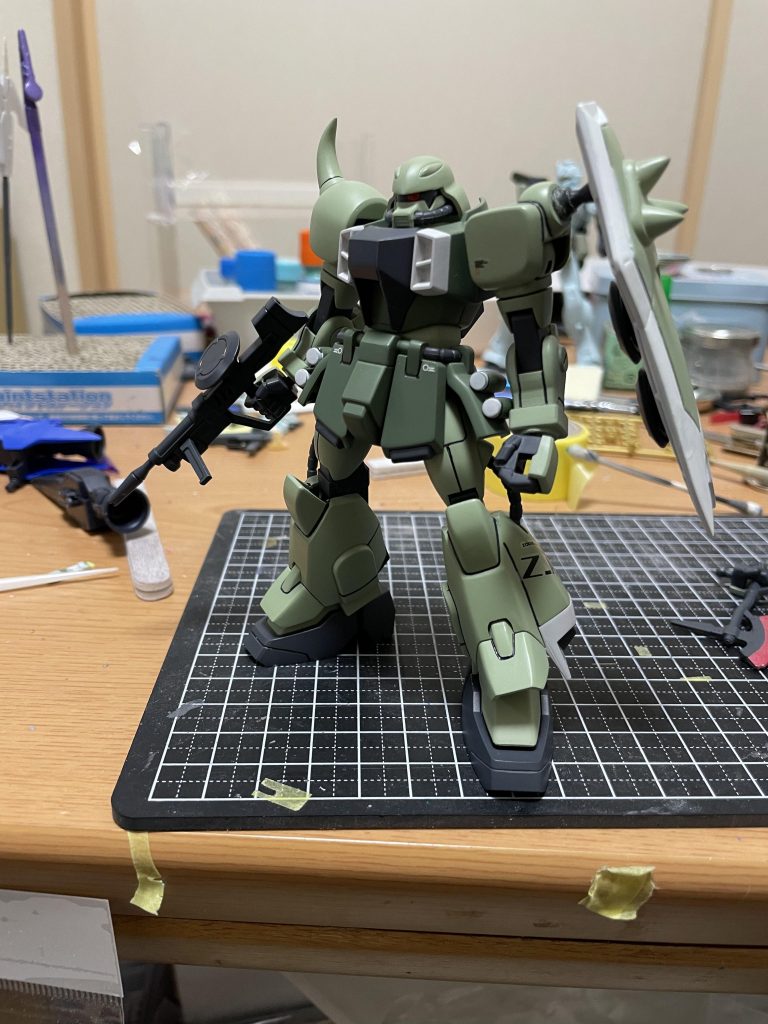 改修作業が終わって塗装完了したのがコチラ(笑)ザクII風のカラーリングにして量産感を押し出したかったので、筋彫りはやり直しましたがあまり追加などは考えずにシンプルにカッコよくを目指しました！