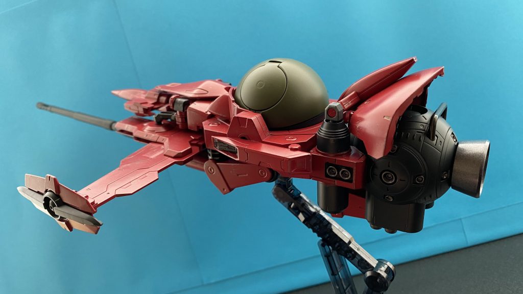 「ガキとケダモノは嫌いなんだよ。」　本機のメイン武装は、機首付近に備え付けられた巨大なメガ粒子砲。射程は大気圏外で1000km。両翼部には貫通力の高い90mm機銃が内蔵されるが、弾代が嵩む為、あまり使用しないようだ。　機体後部には巨大なエンジンユニット。機体サイズに対し、不釣り合いなほどの出力、推力を発生させる。これにより大気圏内外において高い機動性を誇るが、それは、この機体が非常にピーキー、扱いづらいということである。