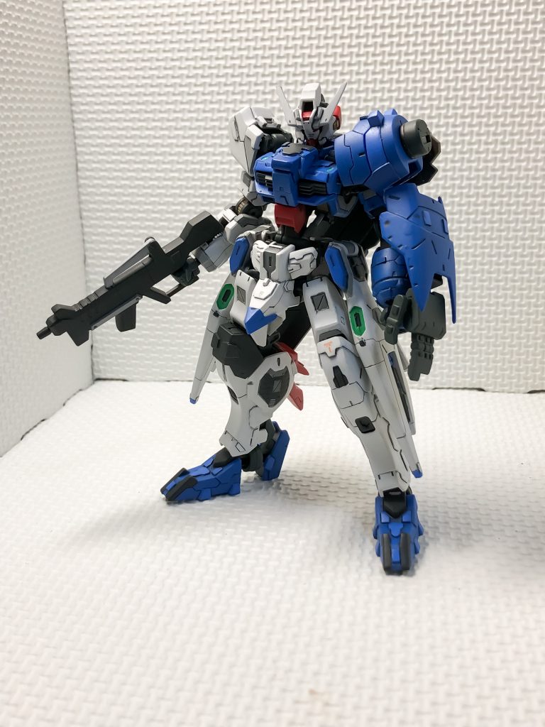 俯瞰図です。元々ディテールが多い機体ですが、その分一体成形になっている箇所が多いので、その辺りを中心にディテールアップしました。胸周りは、イラストに寄せる形でパテを持って丸みをつけています。