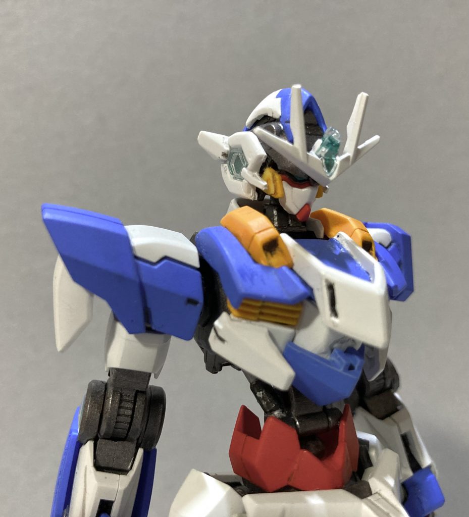 バックパックを外してのバストアップ。頭部はバルバトスのフレームに、クアンタのカメラ、フェイスをはめこみ、サイドガードと頭頂部のガードが後頭部でつながるヘッドギアのような形をしています。胸部もバルバトスのものにクアンタのパーツを被せ、中央のパーツはバルバトスのバックパックのパーツを使っています。