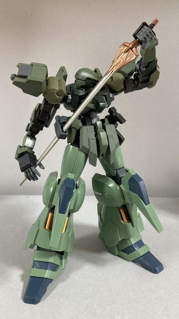 メイン武器希少金属を混ぜた特注の合金で作った大剣というイメージで作りました元はMGリガズィのビームサーベルですが、塗装すると見た目そんな感じに見えますよね